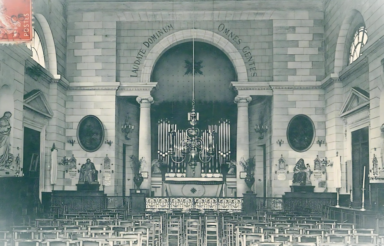 L'orgue originel de deux claviers, derrière le maître-autel